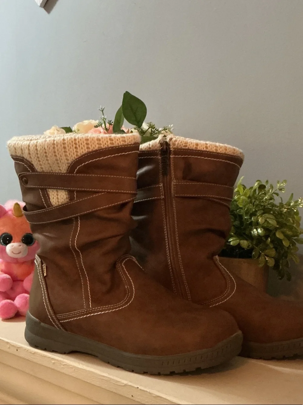 Totes brand Brown Winter Boots with Cream Knit Cuff